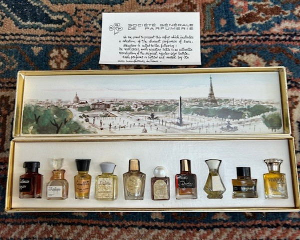 Les Meilleurs Parfums de Paris - 10 miniature bottles in original box Les Meilleurs Parfums de Paris - 10 miniature bottles in original box