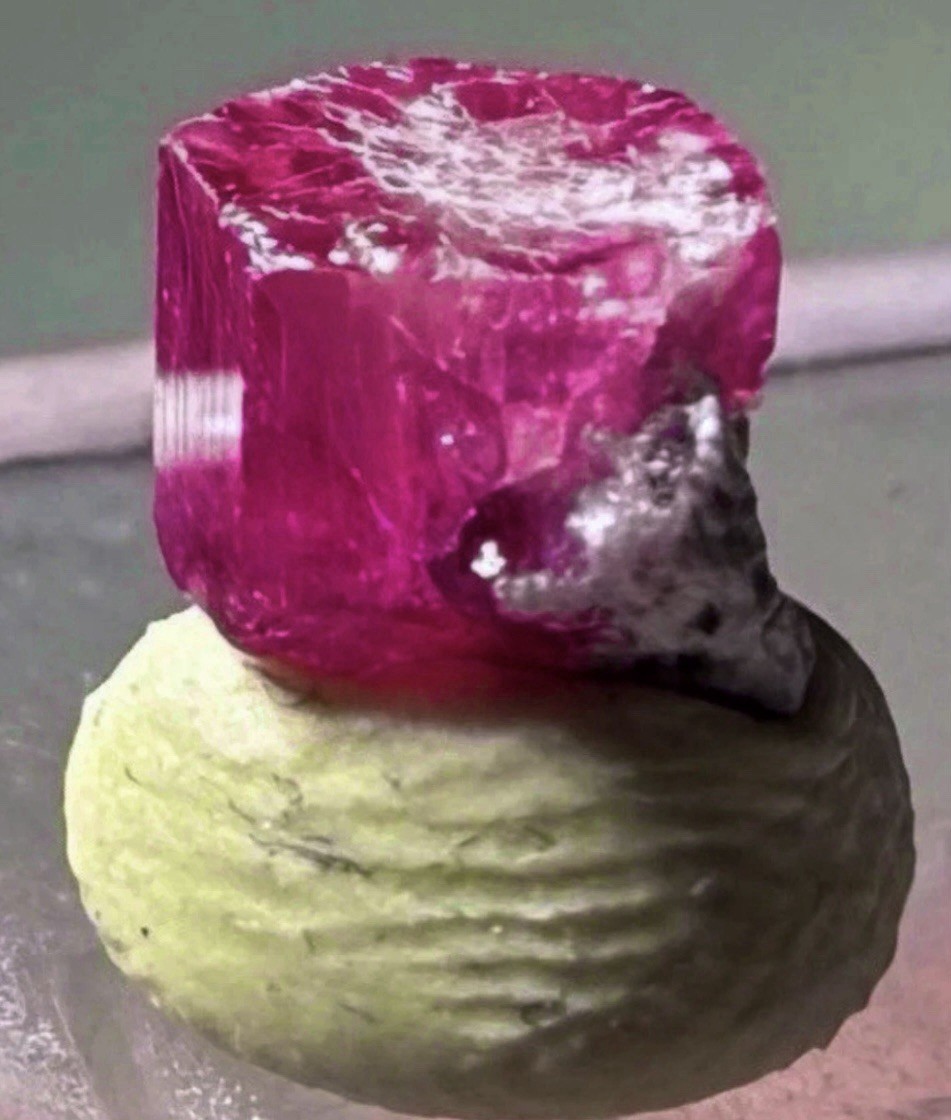 PRIZED STRIKING FLASHY RED BERYL BIXBITE CRYSTAL BOLD CLUSTER EMERALD GEMSTONE