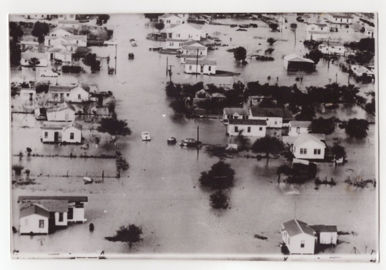 MASSIVE FLOOD : ROBSTOWN, TEXAS : PRESS PHOTO : (1958) MASSIVE FLOOD : ROBSTOWN, TEXAS : PRESS PHOTO : (1958)