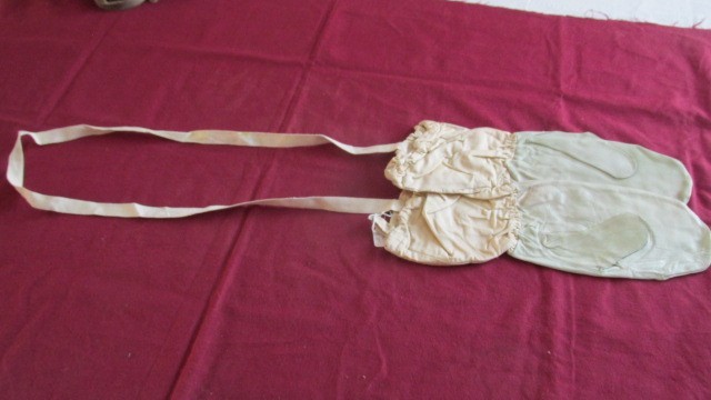 WW11 U.S. SNOW SKI TROOP WHITE CAMOFLAGED MITTENS W/STRAPS WW11 U.S. SNOW SKI TROOP WHITE CAMOFLAGED MITTENS W/STRAPS