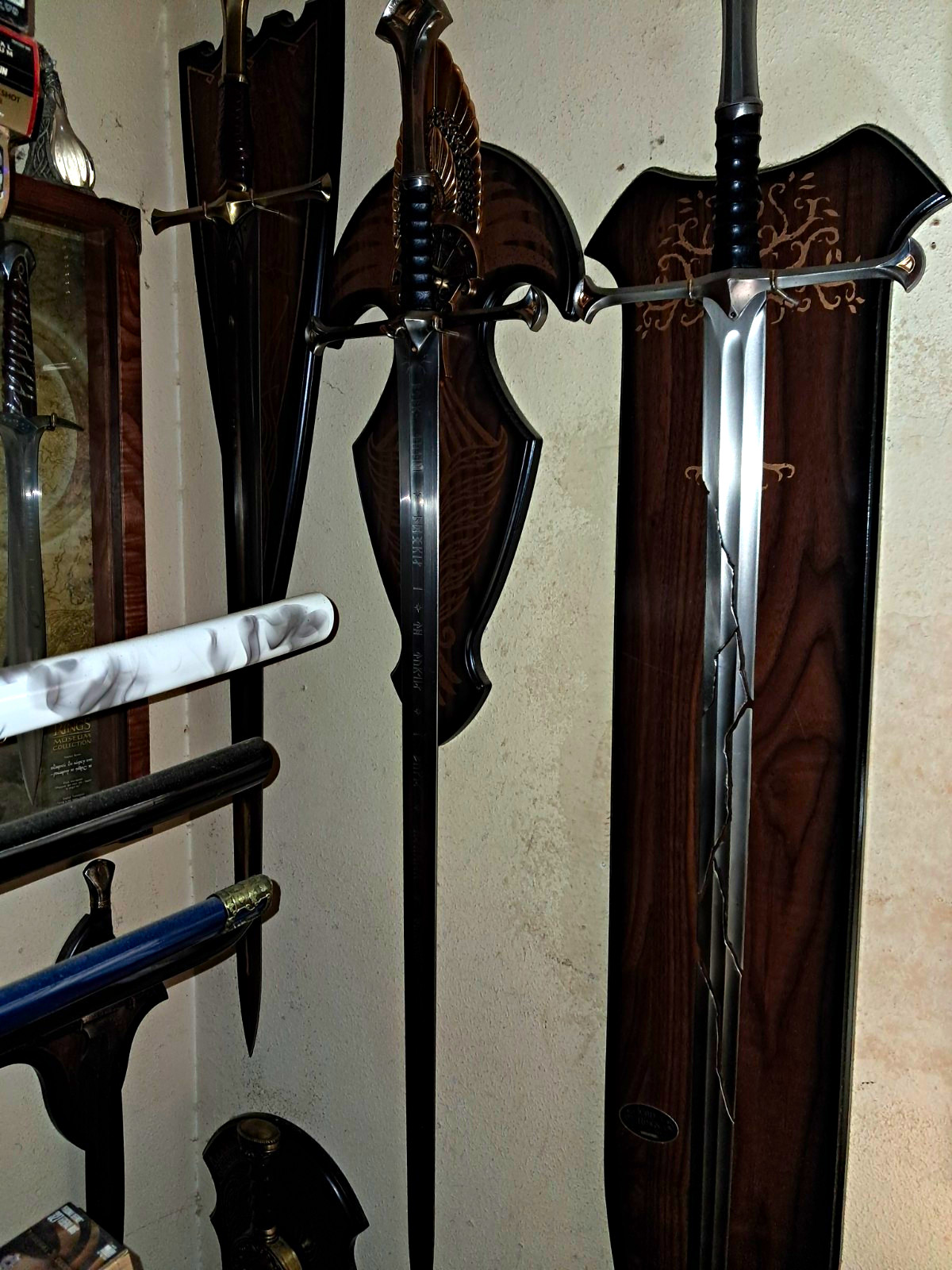 RARE UNITED CUTLERY UC1380ASLB LORD OF THE RINGS ANDURIL LIMITED EDITION SWORD RARE UNITED CUTLERY UC1380ASLB LORD OF THE RINGS ANDURIL LIMITED EDITION SWORD