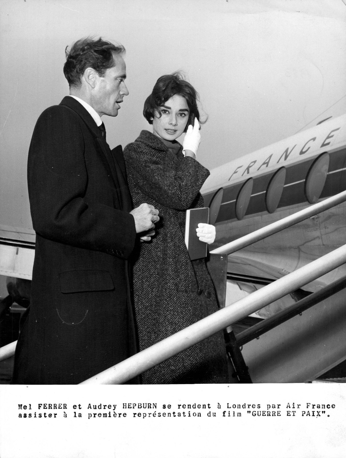 AUDREY HEPBURN + MEL FERRER CANDID LONDON AIRPORT PORTRAIT 1956 ORIG PHOTO MA78 AUDREY HEPBURN + MEL FERRER CANDID LONDON AIRPORT PORTRAIT 1956 ORIG PHOTO MA78