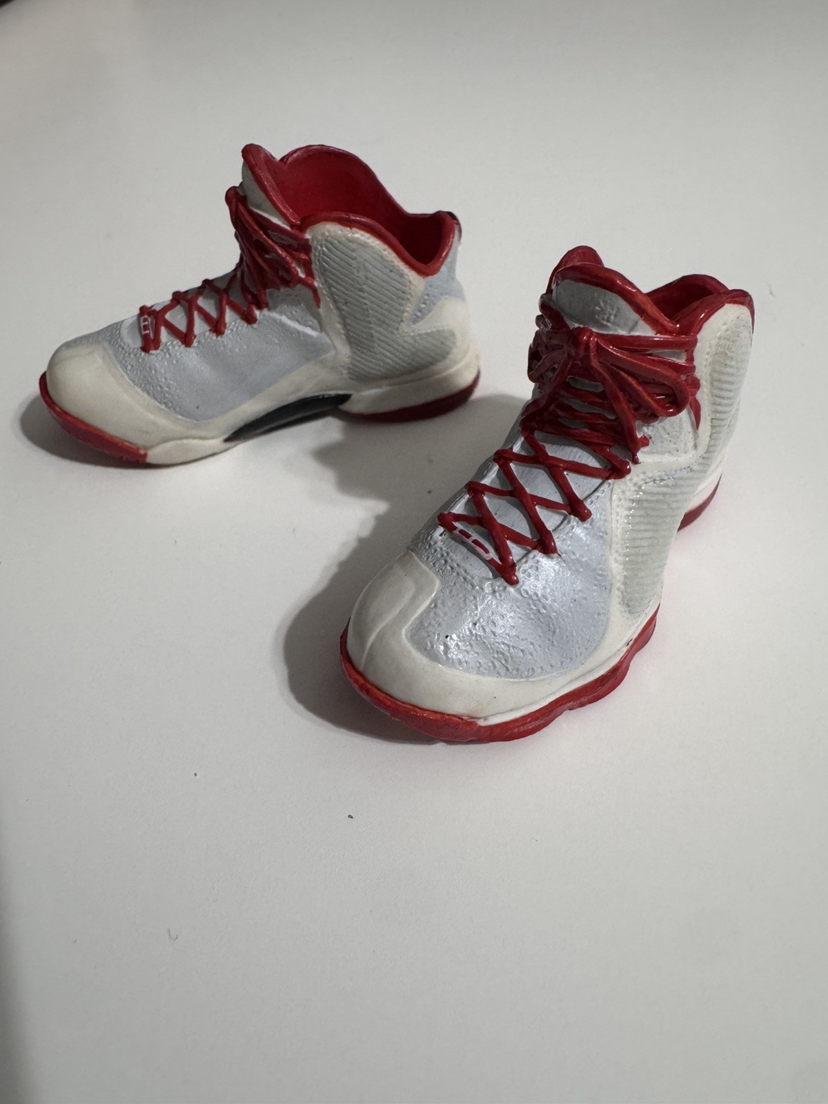 Original Enterbay Miami Heat LeBron James LbJ9 shoes 1/6 scale Original Enterbay Miami Heat LeBron James LbJ9 shoes 1/6 scale