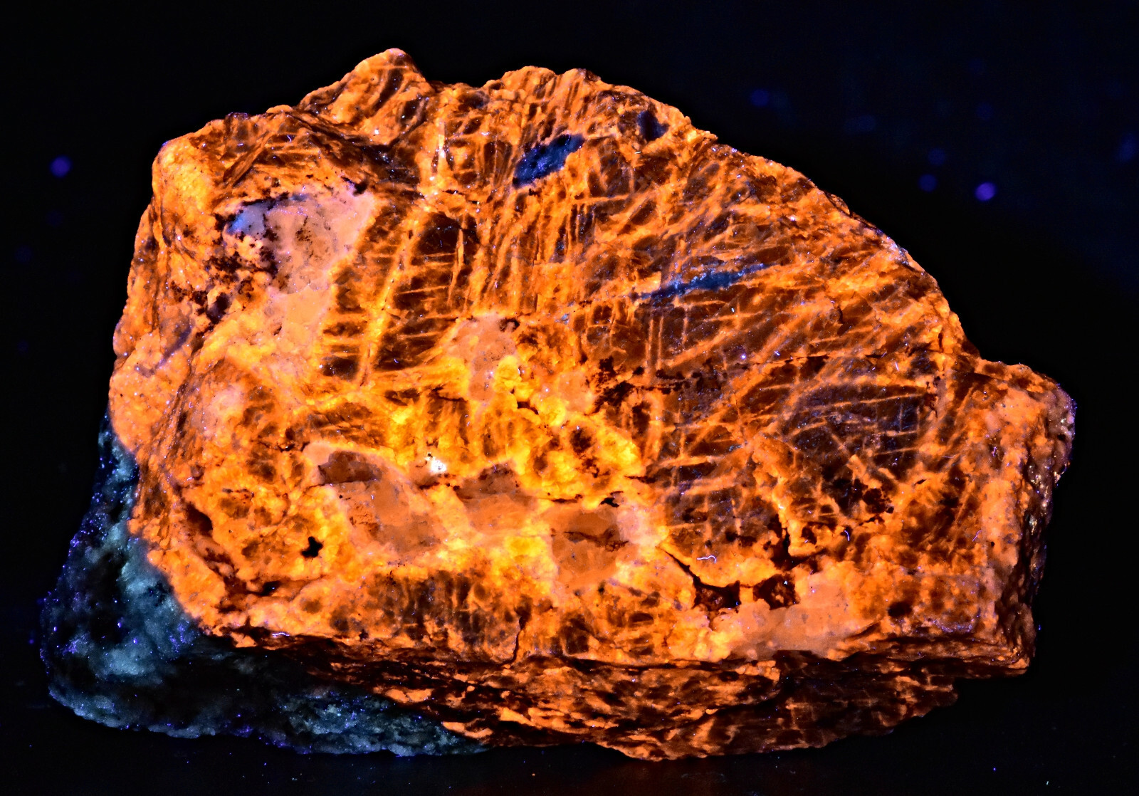 Beautiful Fluorescent Sodalite Specimen 143 Gram Beautiful Fluorescent Sodalite Specimen 143 Gram