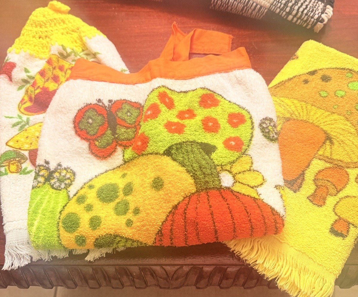 3pc SET VTG 1970s Mushroom Towel Apron Kitchen Towel Yellow Crochet Top Towel 3pc SET VTG 1970s Mushroom Towel Apron Kitchen Towel Yellow Crochet Top Towel