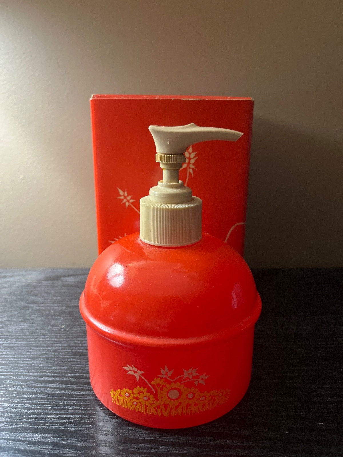 Vintage Avon Country Kitchen Red Hand Lotion Bottle Pump w/ Box Vintage Avon Country Kitchen Red Hand Lotion Bottle Pump w/ Box