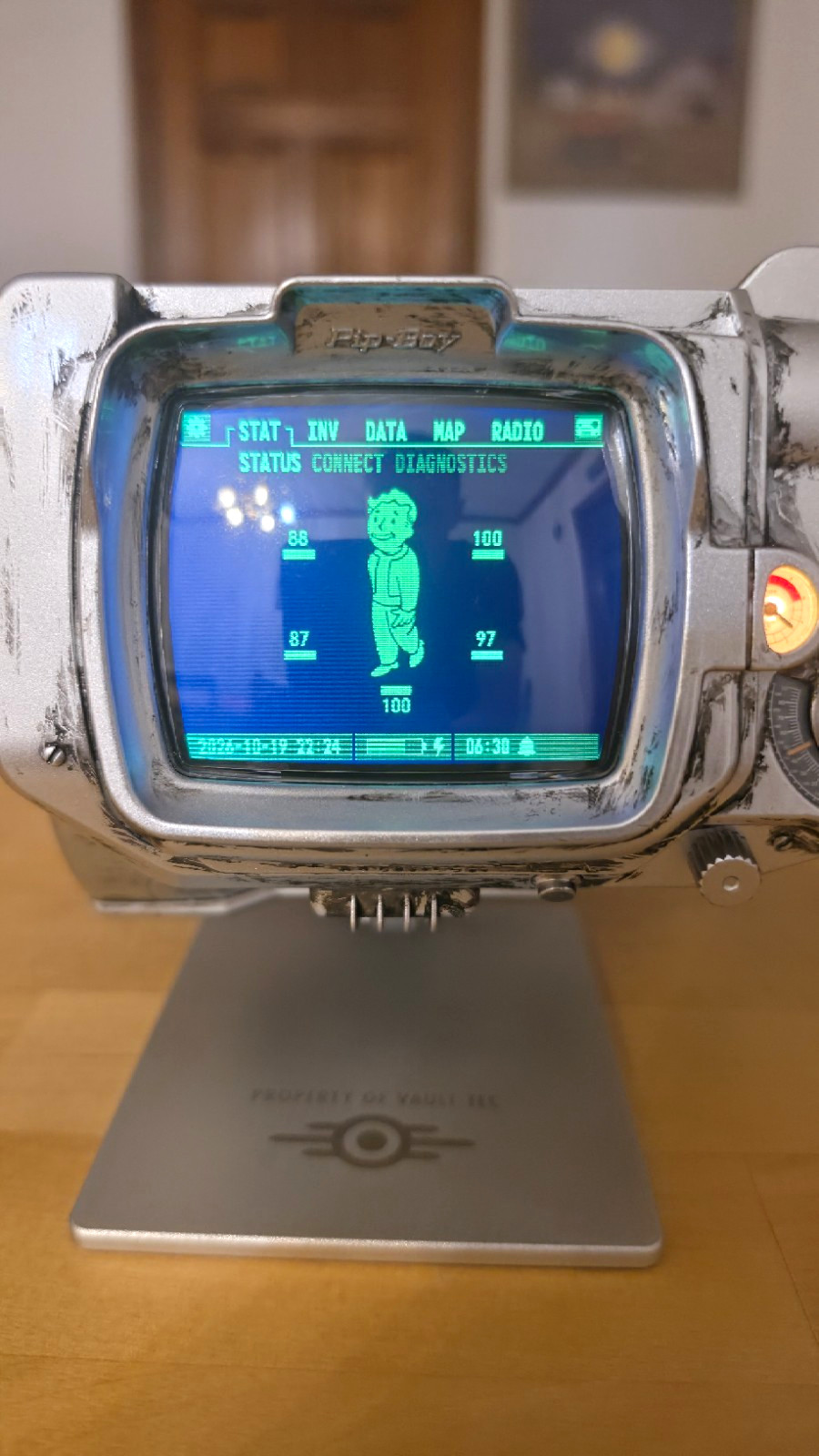 Fallout Metal Pip-Boy Prop Replica w/ Display Stand Vault Boy Fallout Metal Pip-Boy Prop Replica w/ Display Stand Vault Boy
