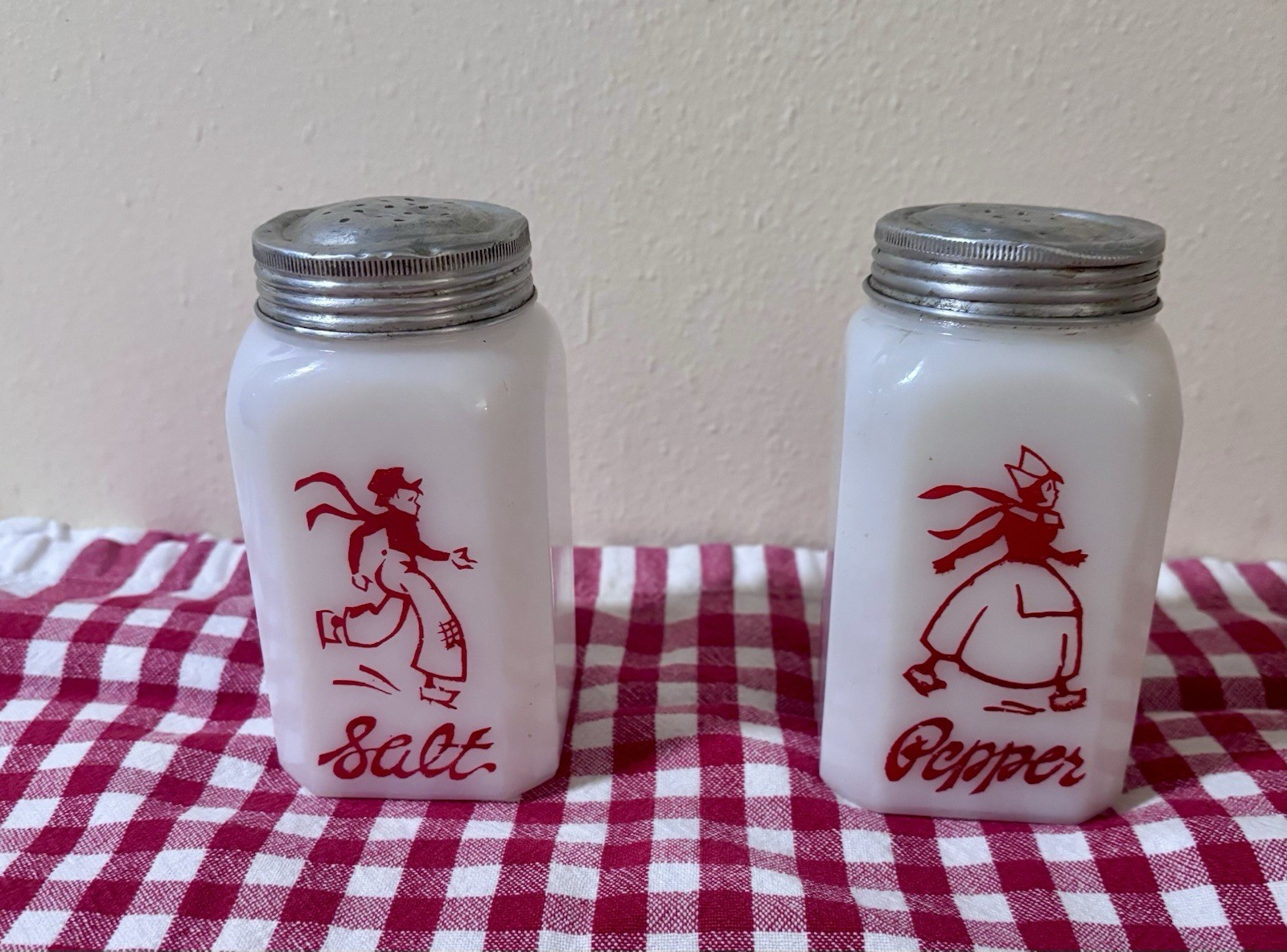 VTG 1950s - Hazel Atlas Large Red Skating Dutch Salt Pepper Range Shakers Set. VTG 1950s - Hazel Atlas Large Red Skating Dutch Salt Pepper Range Shakers Set.