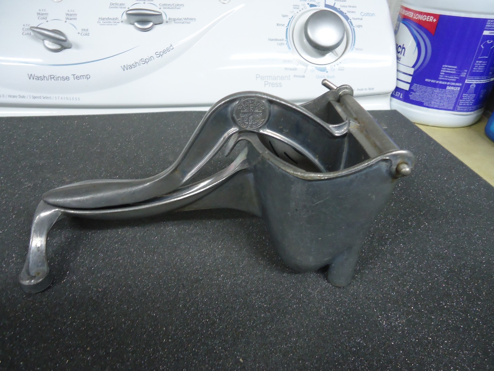 Vintage Wear-Ever Aluminum Citrus Juice Press Squeezer Pat 1886250 LOOK