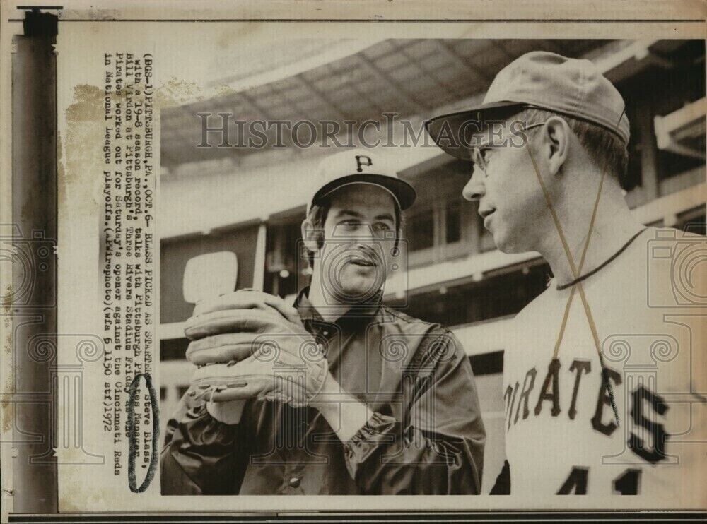 1972 Wirephoto Steve Blass with Pittsburgh Pirates manager Bill Virdon 8X11