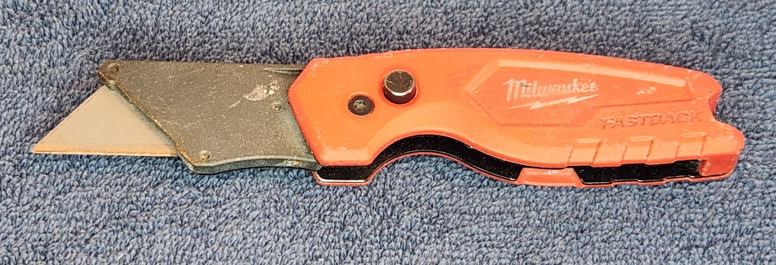 Red MILWAUKEE Locking Folding Utility Knife, 48-22-1500 Red MILWAUKEE Locking Folding Utility Knife, 48-22-1500
