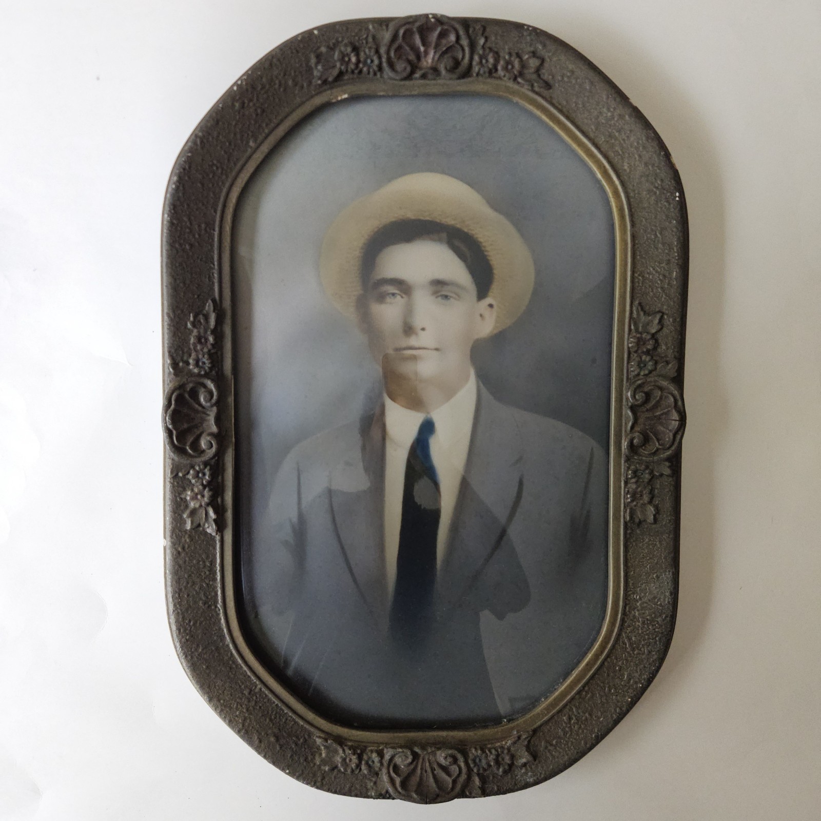 Antique Cathedral Design Bubble Convex Glass Oval Portrait 18.5''x12.5'' Antique Cathedral Design Bubble Convex Glass Oval Portrait 18.5''x12.5''