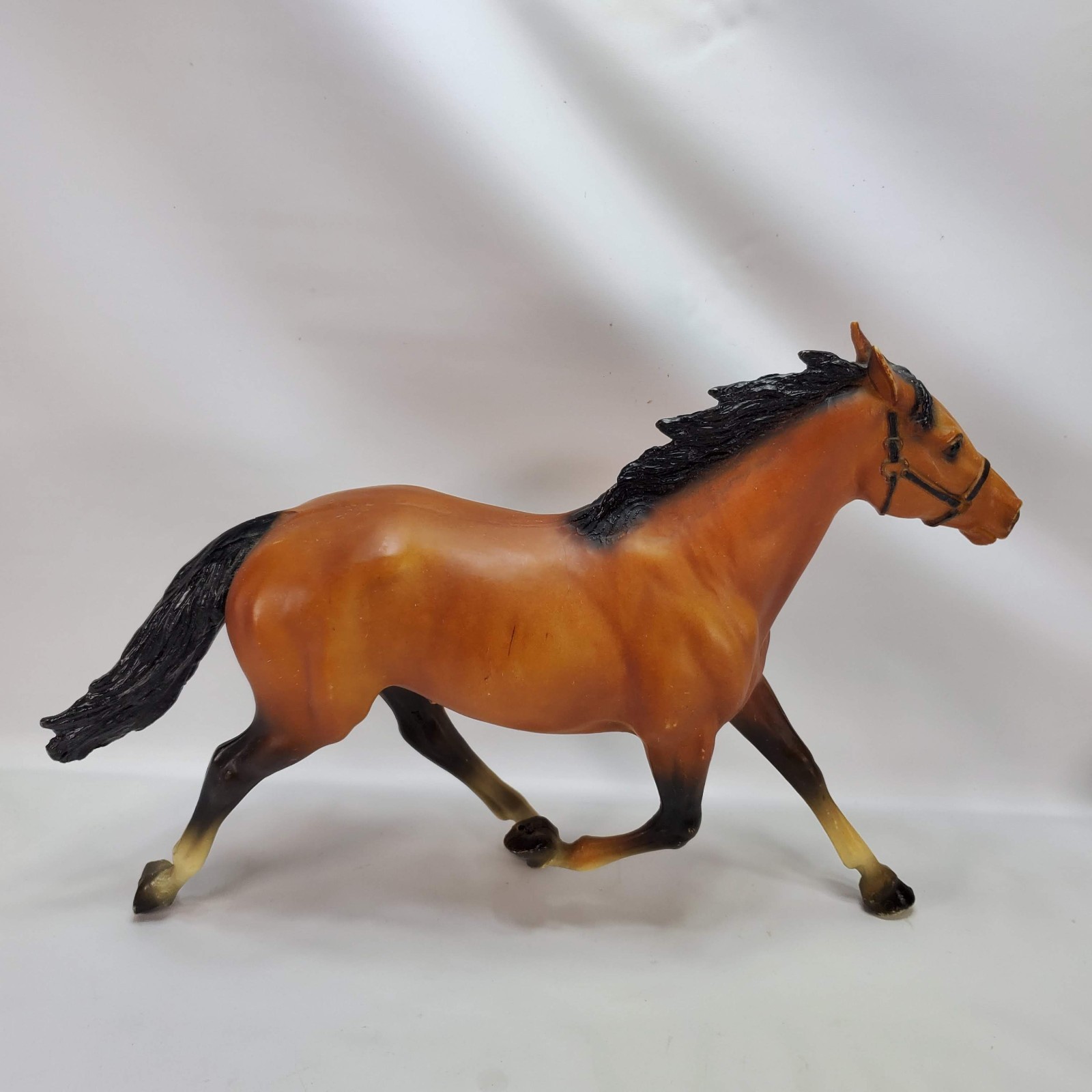 Breyer Pacer Model Horse Brown DOES NOT STAND STRAIGHT Breyer Pacer Model Horse Brown DOES NOT STAND STRAIGHT