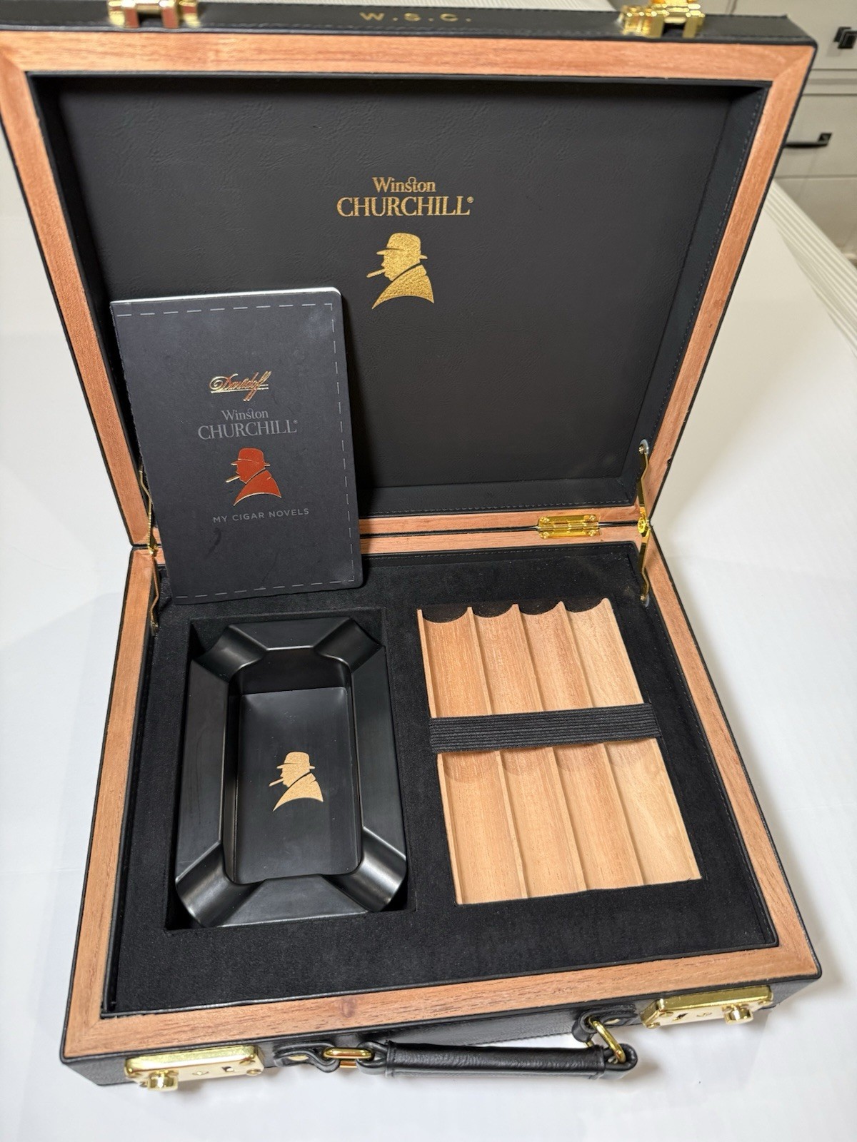 Davidoff Winston Churchill Cigar Briefcase Ashtray Humidor Set With Booklet Davidoff Winston Churchill Cigar Briefcase Ashtray Humidor Set With Booklet