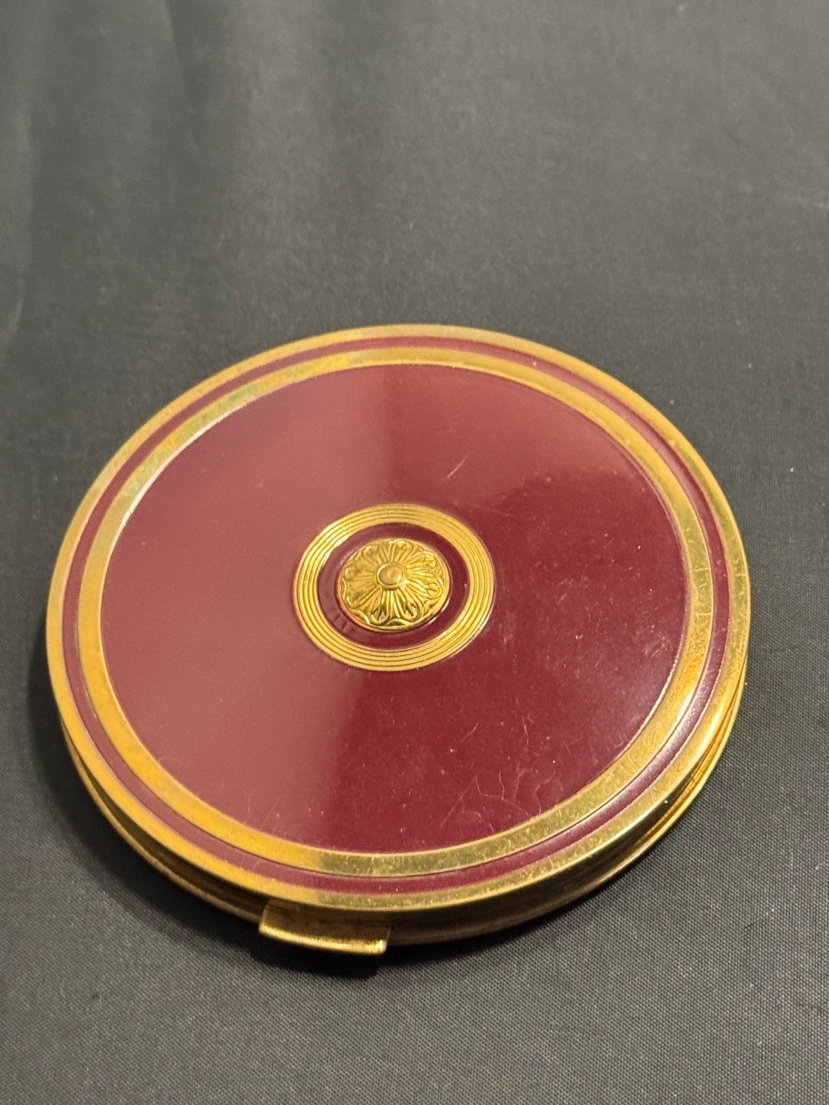 C-042 Vtg Marie Earle Pressed Powder Compact c1940s Red Enamel and Brass C-042 Vtg Marie Earle Pressed Powder Compact c1940s Red Enamel and Brass