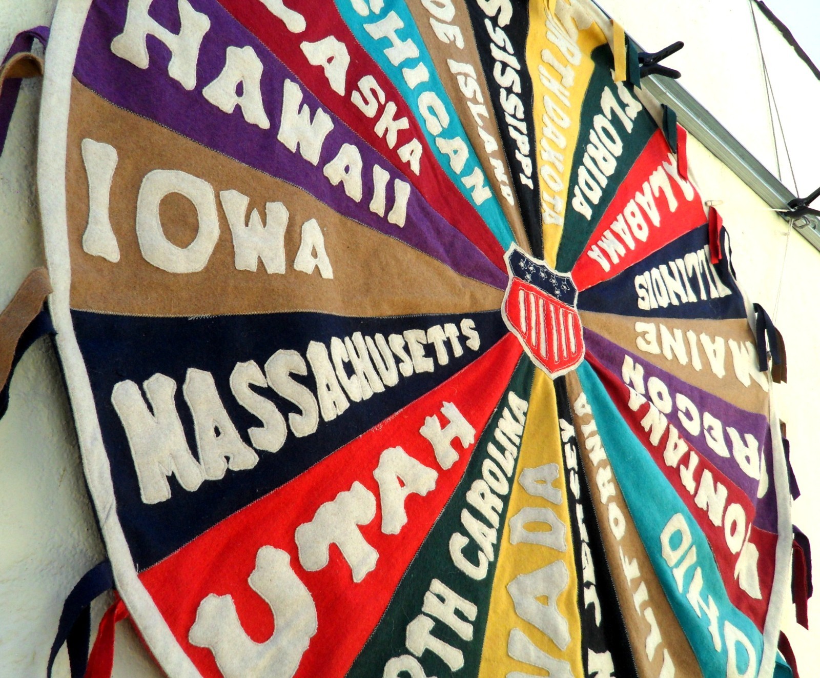 Vtg 20's 30's Souvenir 20 states pennants wheel circle hanging display wool felt