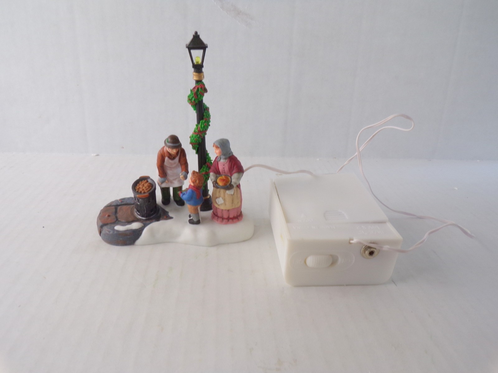 Vtg 2002 DEPT 56 Dickens' Village CHESTNUT VENDOR Lighted Lamp Post Vtg 2002 DEPT 56 Dickens' Village CHESTNUT VENDOR Lighted Lamp Post