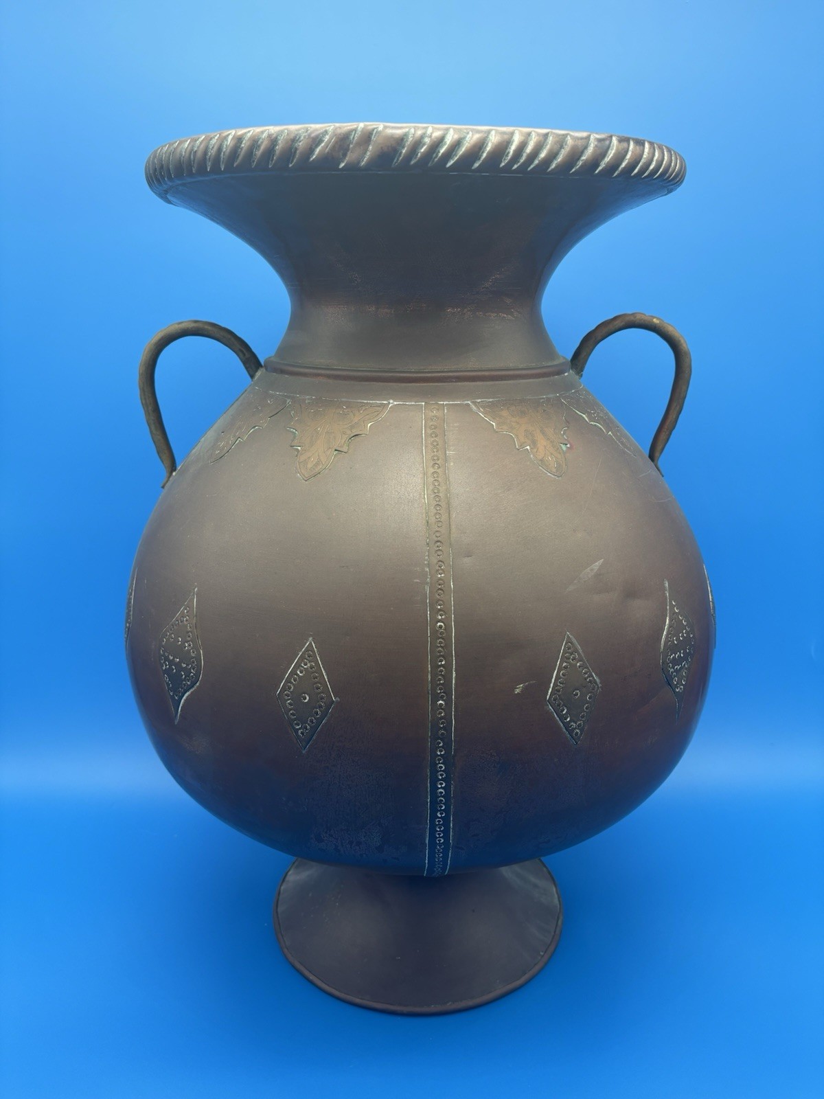 Antique Arts & Crafts Hand-Hammered Copper Urn with Riveted Seams, c. 1890–1915 Antique Arts & Crafts Hand-Hammered Copper Urn with Riveted Seams, c. 1890–1915