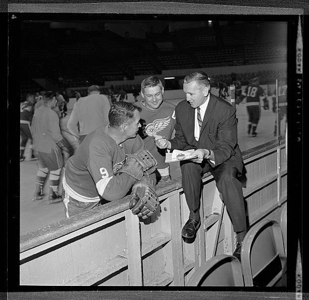 Huddling opening day 1962 Detroit Red Wing training camp 9/8 ar- 1962 Old Photo