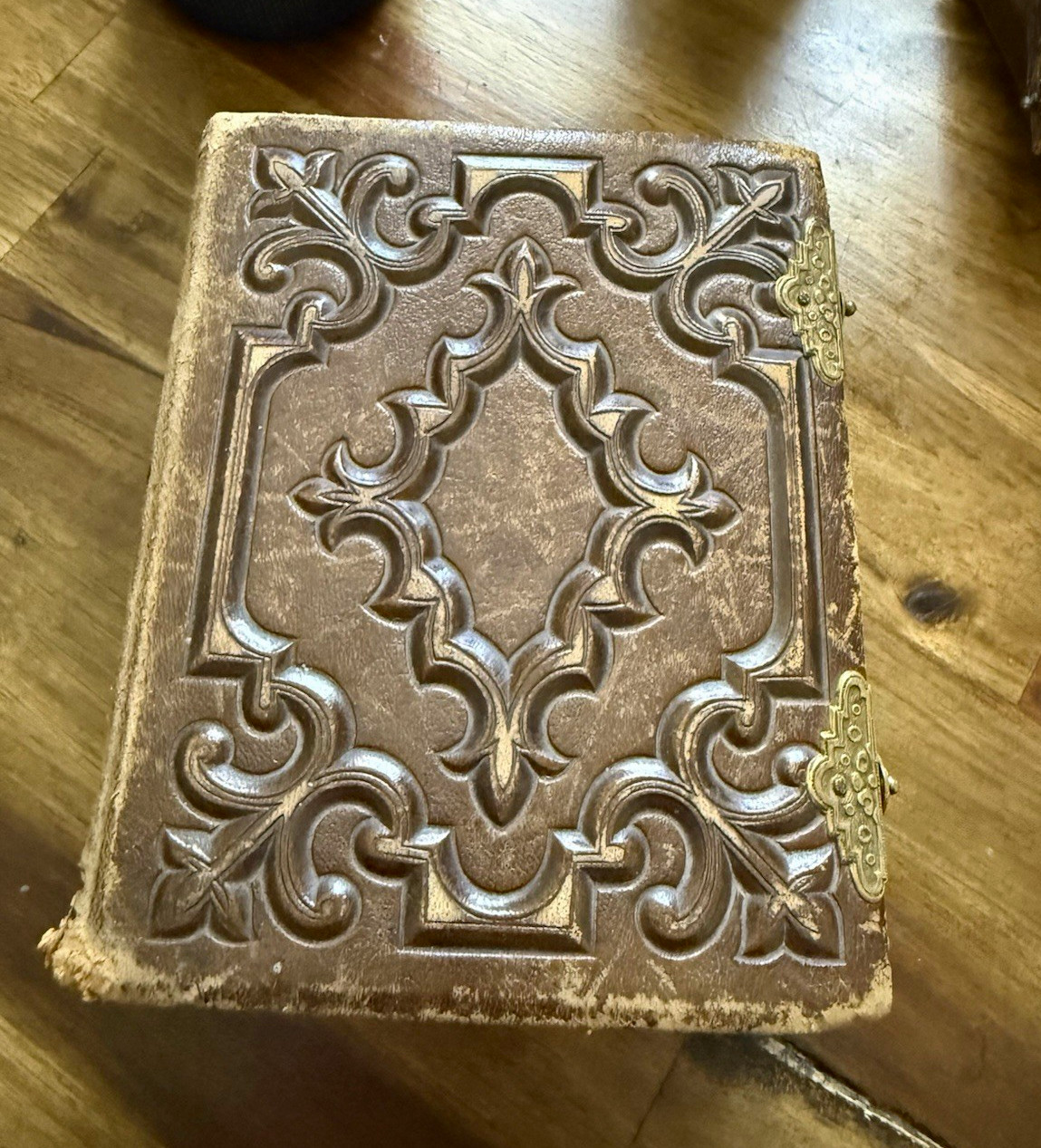 Antique Victorian Leather Photo Album Metal Clasp Cabinet Cards Ornate Cover Antique Victorian Leather Photo Album Metal Clasp Cabinet Cards Ornate Cover