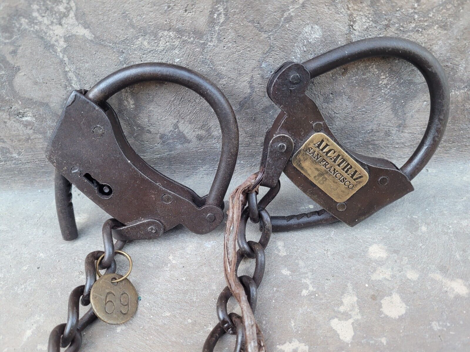 Alcatraz Prison Iron Handcuffs Adjustable Cuffs with Chain & 2 Skeleton Keys