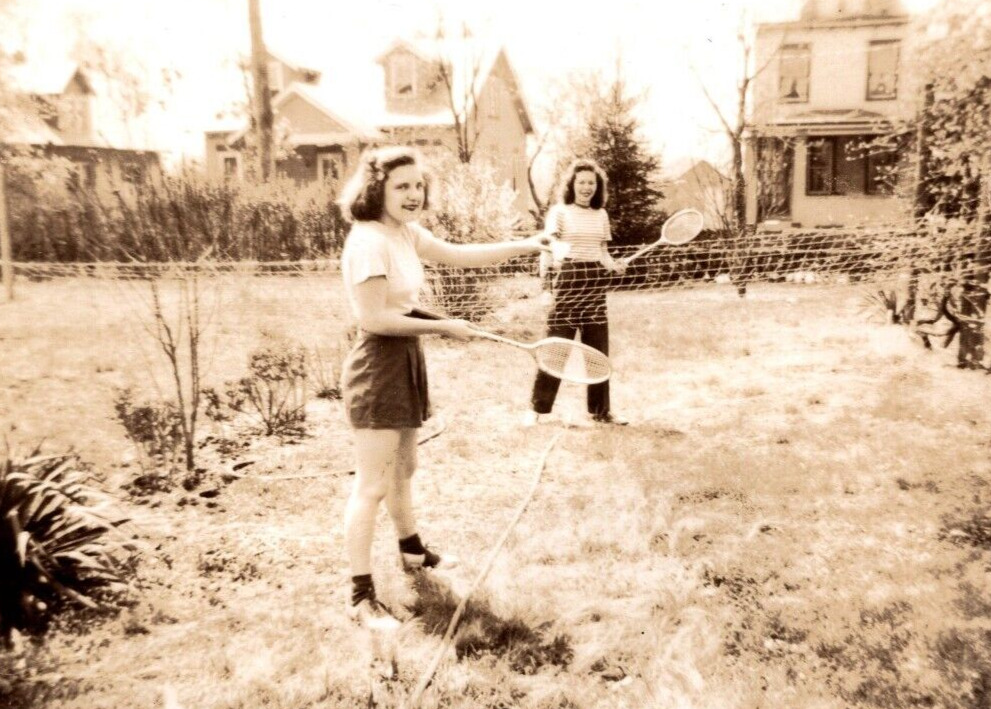 1946 Young Ladies Play Badminton In Backyard RARE VINTAGE Photo Snapshot