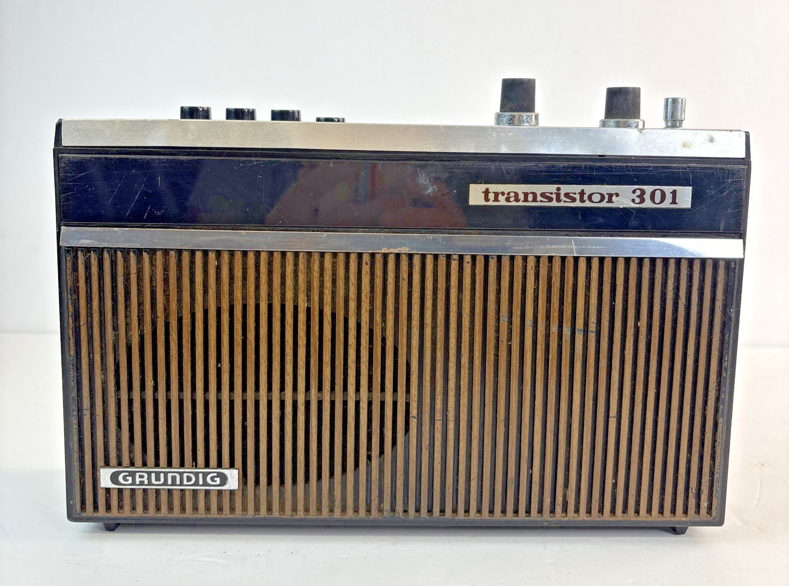 Vintage Grundig Transistor 301 AM/FM Radio UNTESTED for PARTS or REPAIRS 1960-70 Vintage Grundig Transistor 301 AM/FM Radio UNTESTED for PARTS or REPAIRS 1960-70