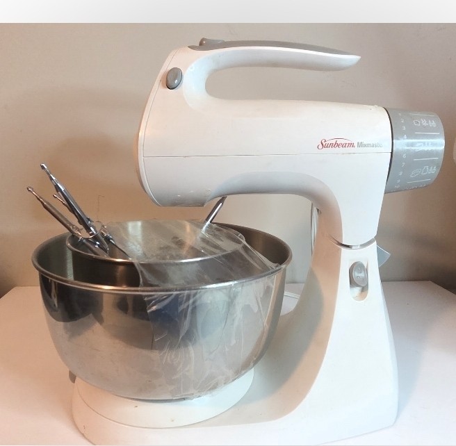 Sunbeam Mixmaster Model 2366 Stand Mixer 12-Speed Has 2 Bowl Dough Hooks Beaters