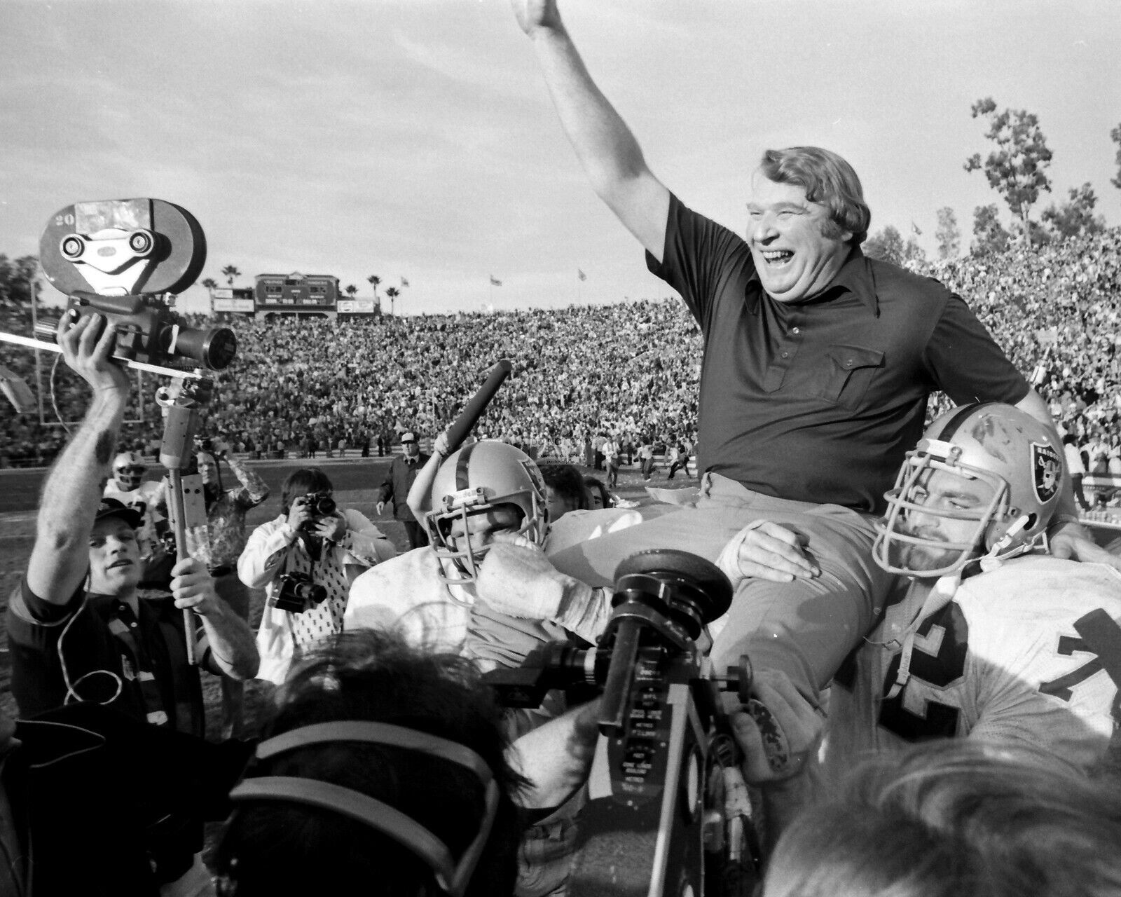 OAKLAND RAIDERS PLAYERS JOHN MADDEN ON SHOULDERS AFTER WIN - 8X10 PHOTO (RT860)