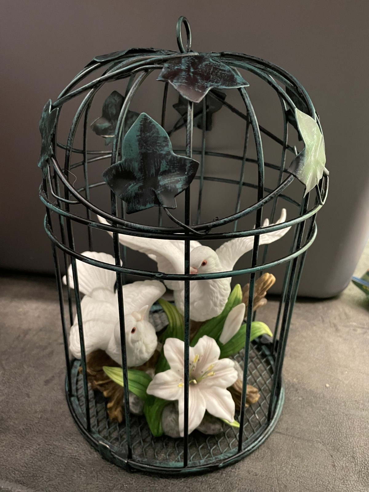 VTG Stunning pair of doves in birdcage