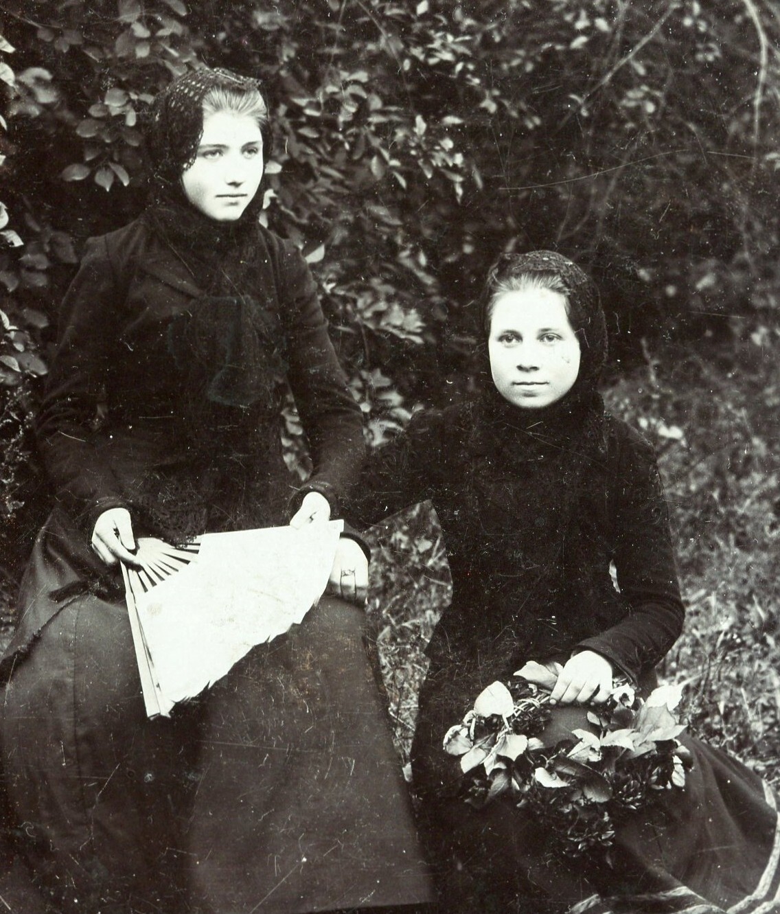 Cabinet card 1900\'s beautiful girls portrait antique vtg photo Cabinet card 1900\'s beautiful girls portrait antique vtg photo