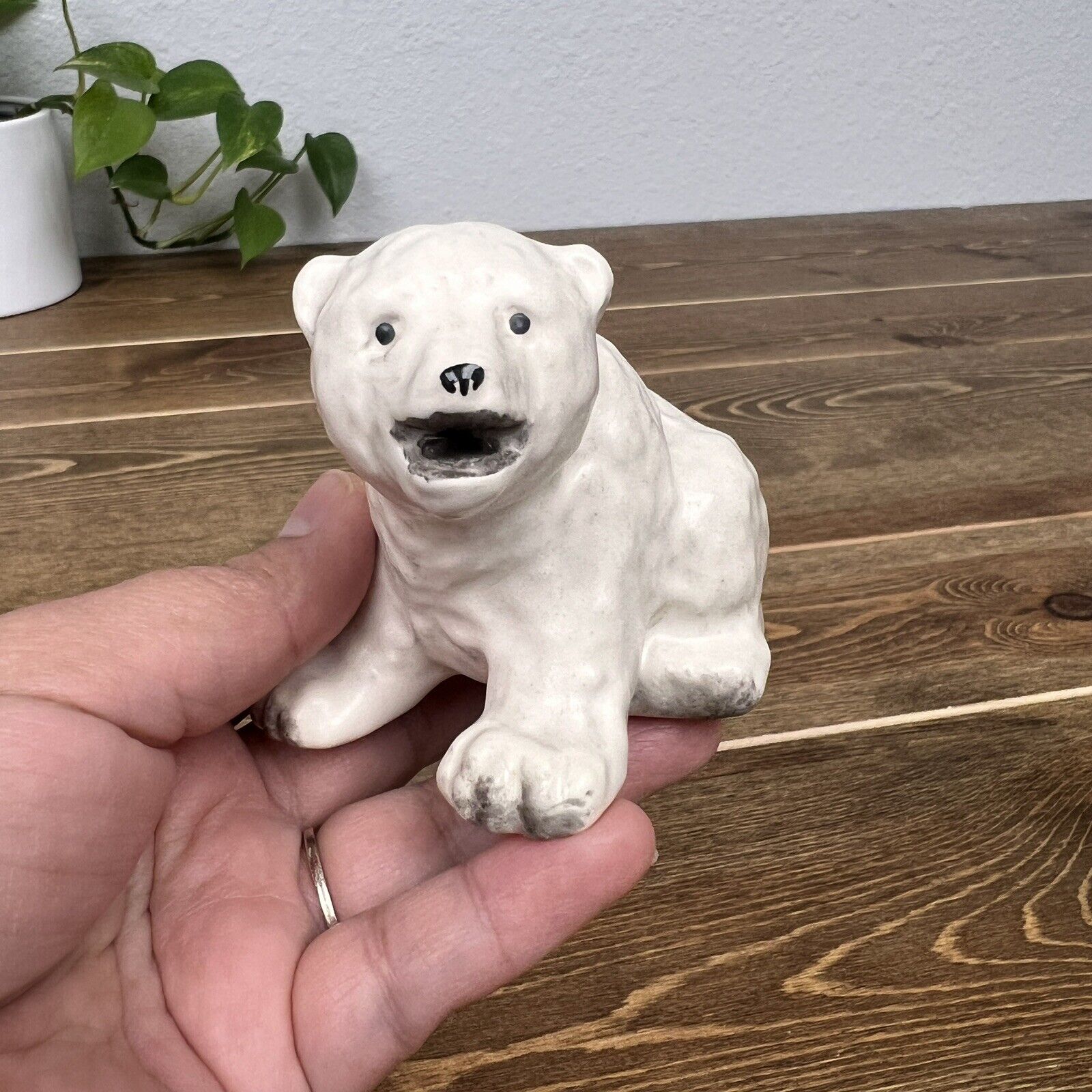 Vintage C. Alan Johnson Polar Bear Sitting Stand 1986  Signed Figurines