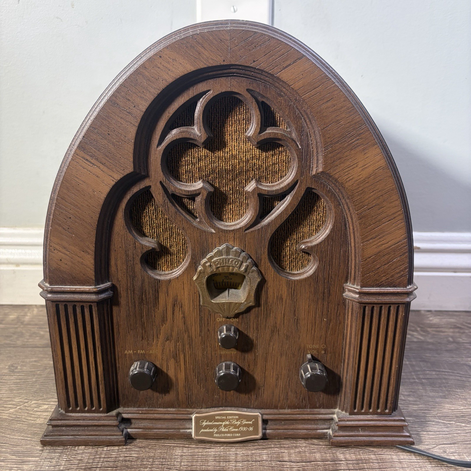 Vintage Philco Ford 1930-1936 AM/FM Radio R-90 Cathedral Style Tabletop Vintage Philco Ford 1930-1936 AM/FM Radio R-90 Cathedral Style Tabletop