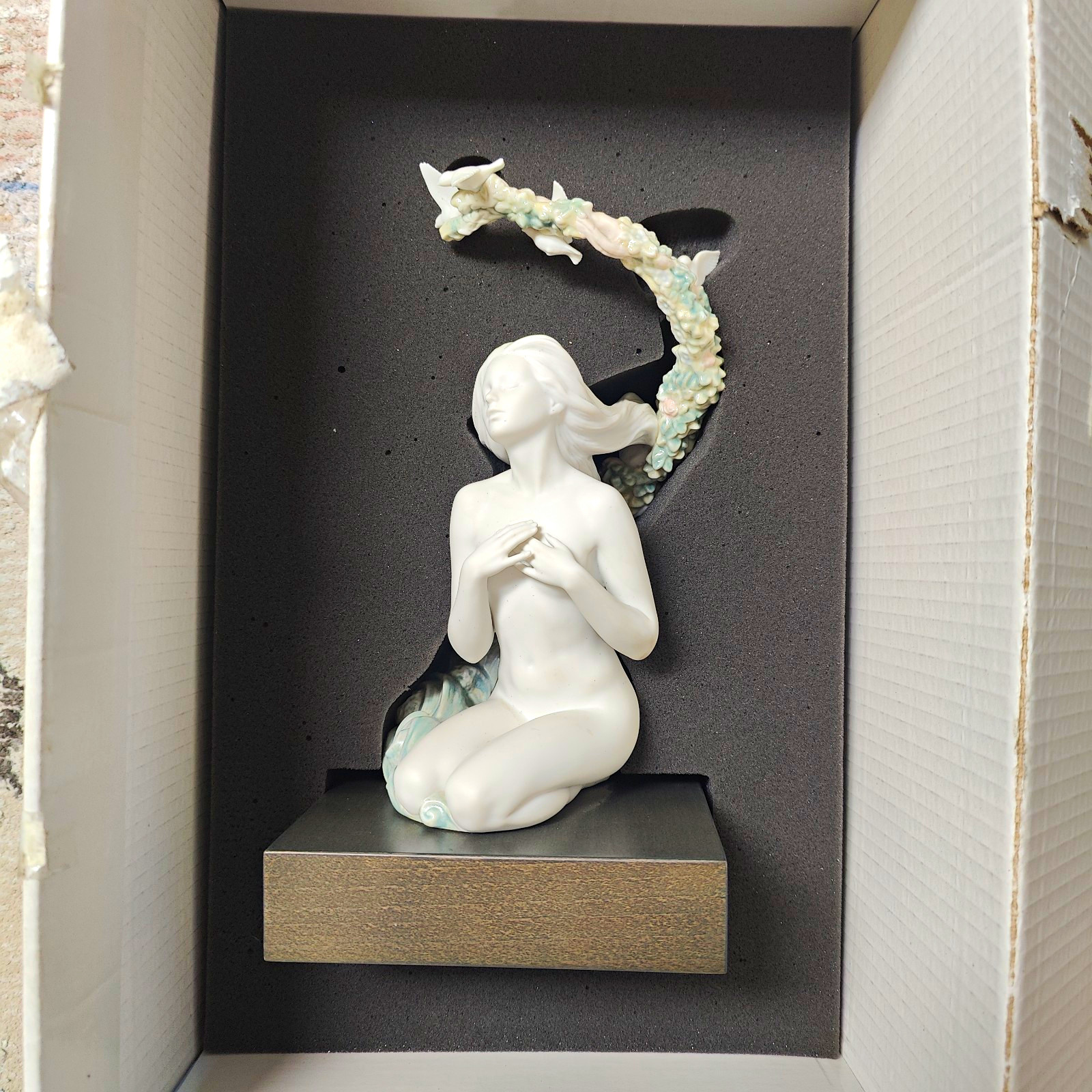 Lladro 8012 Admiratio Porcelain Figurine Excellent Condition Original Box Lladro 8012 Admiratio Porcelain Figurine Excellent Condition Original Box