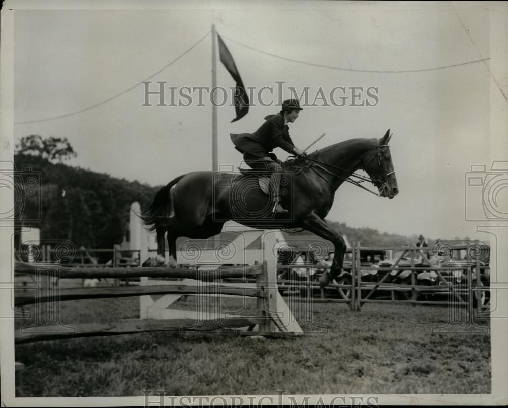 1932 Press Photo Marie Brady in junior jump class at North Shore horse show NY 1932 Press Photo Marie Brady in junior jump class at North Shore horse show NY