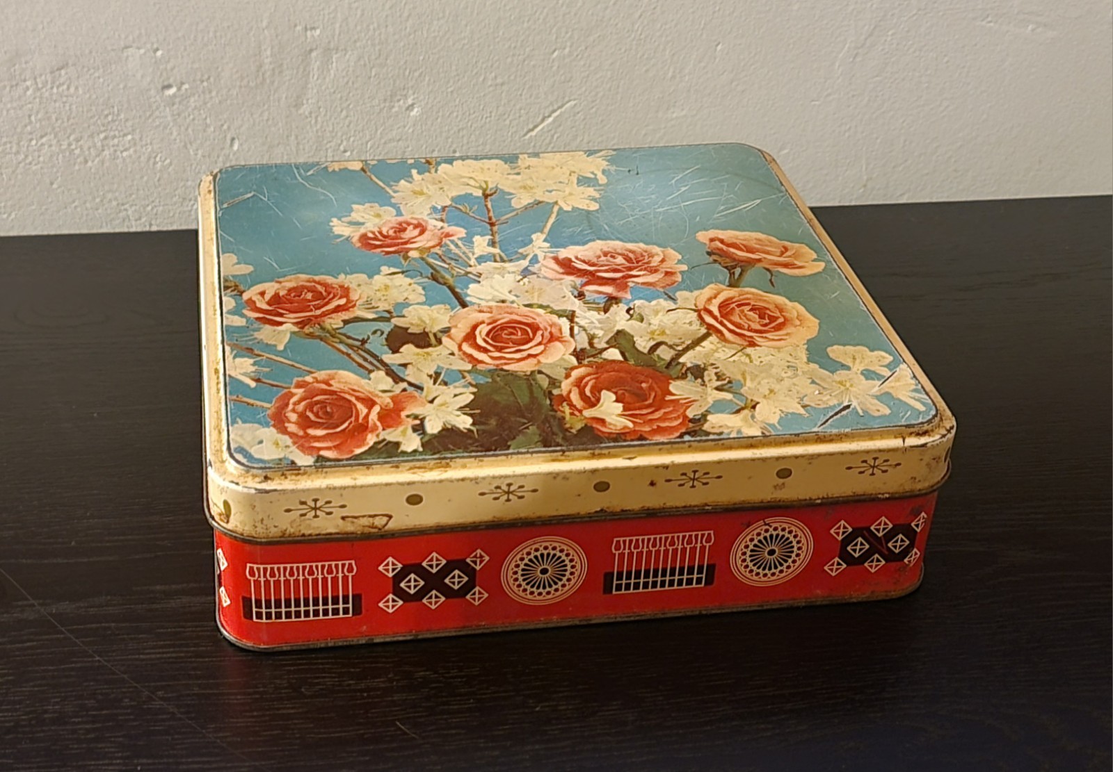 Very Cool Vtg Gray Dunn Biscuit Tin 9x9