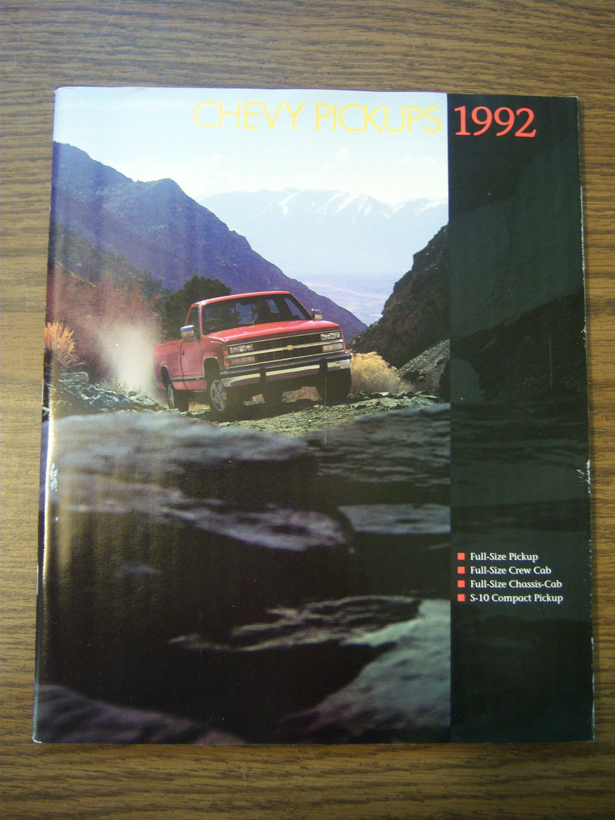 NEW LARGE 68 PAGE MINT 1992 CHEVROLET CHEVY PICKUPS DEALER BROCHURE (BOX 566) NEW LARGE 68 PAGE MINT 1992 CHEVROLET CHEVY PICKUPS DEALER BROCHURE (BOX 566)