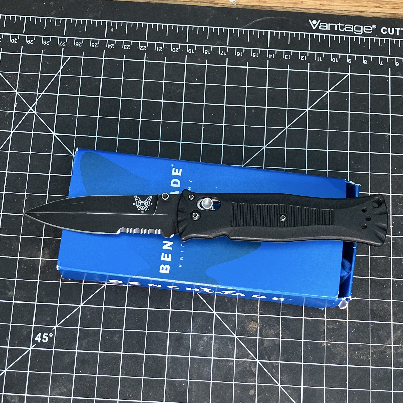 Benchmade 530SBK Pardue Axis Lock Black Combo Edge Drop Point Pocketknife Benchmade 530SBK Pardue Axis Lock Black Combo Edge Drop Point Pocketknife