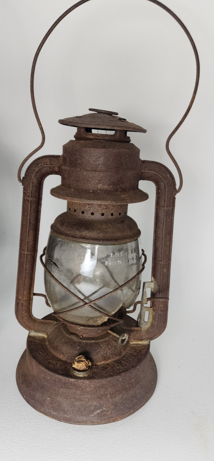 Vintage Dietz No. 2 D-Lite Kerosene Lantern Barn Railroad Antique Chipped Globe
