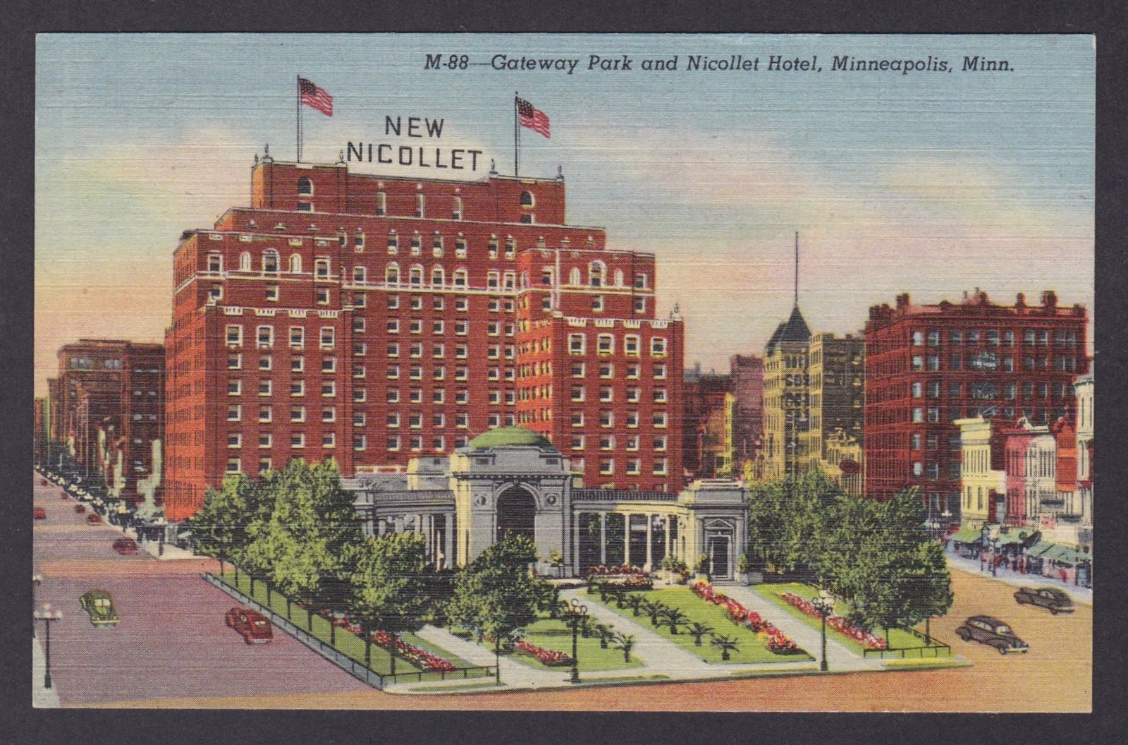 Postcard, United States, Minneapolis MN, Gateway Park and Nicollet Hotel