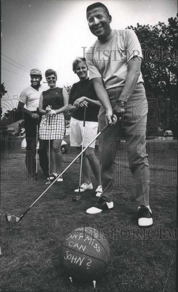 1969 Press Photo Milwaukee Bucks - John Erickson, General Manager Golfing 1969 Press Photo Milwaukee Bucks - John Erickson, General Manager Golfing