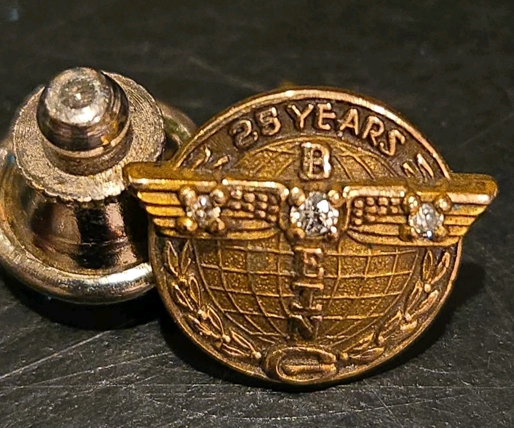 Boeing 25 Year 10K SOLID Gold w/ 3 Diamonds Employee Service Pin 1.8 grams Boeing 25 Year 10K SOLID Gold w/ 3 Diamonds Employee Service Pin 1.8 grams