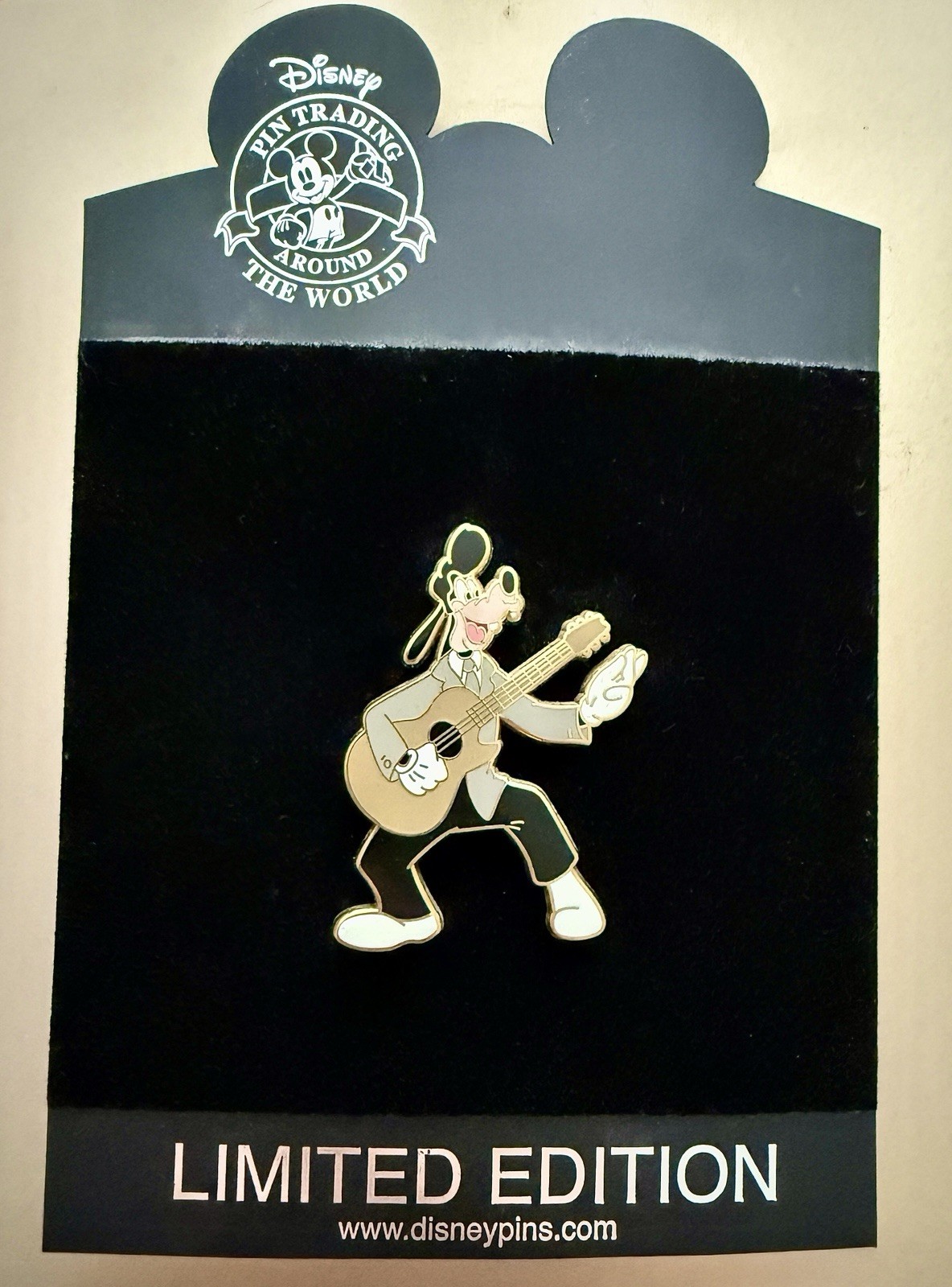Disney Shopping DS 2008 Goofy as Elvis Rock and Roll Pin Limited Edition 250