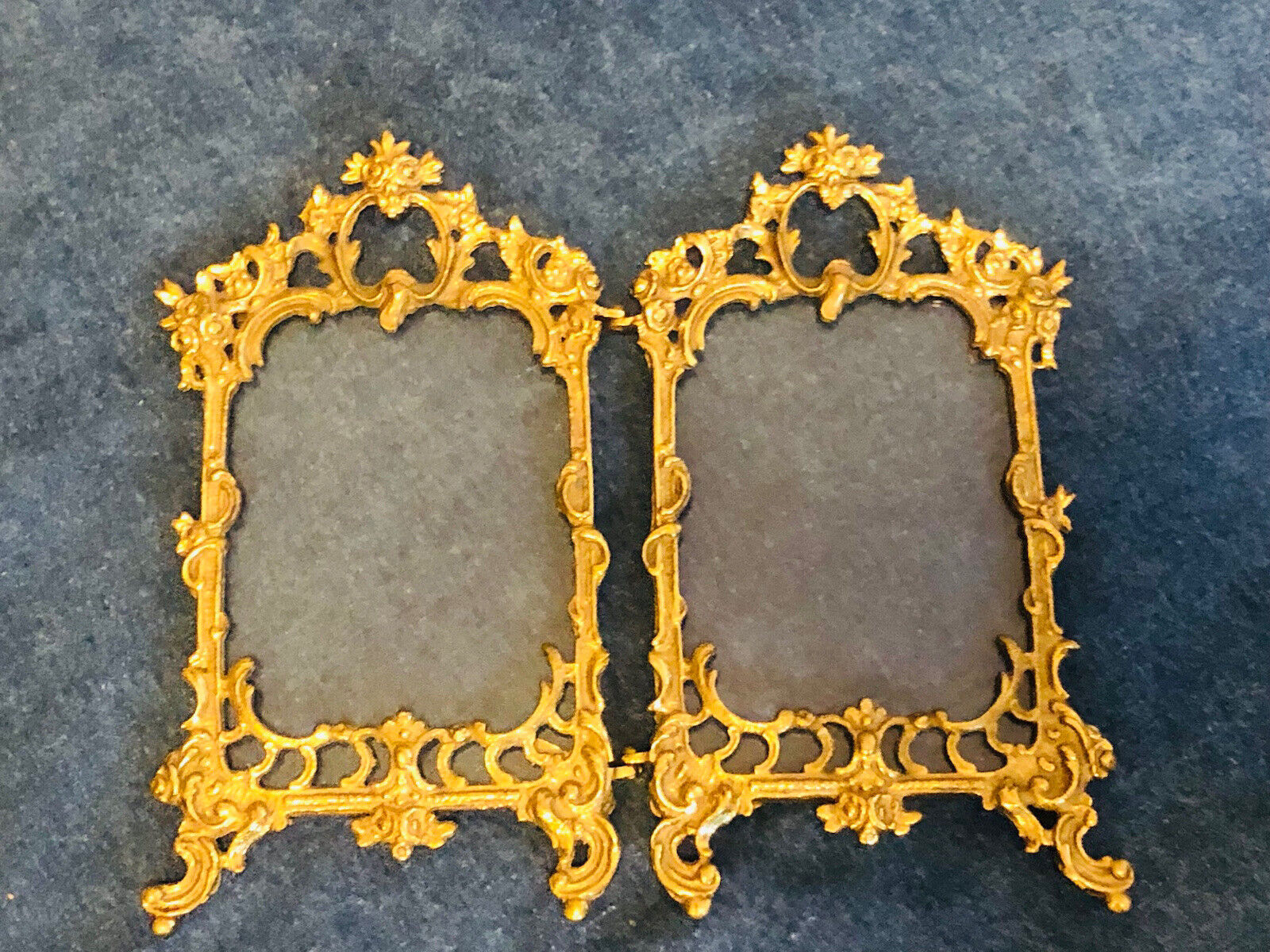 VINTAGE ORNATE BRASS FOLDING 2 PICTURE FRAME 4” X 6” Opening