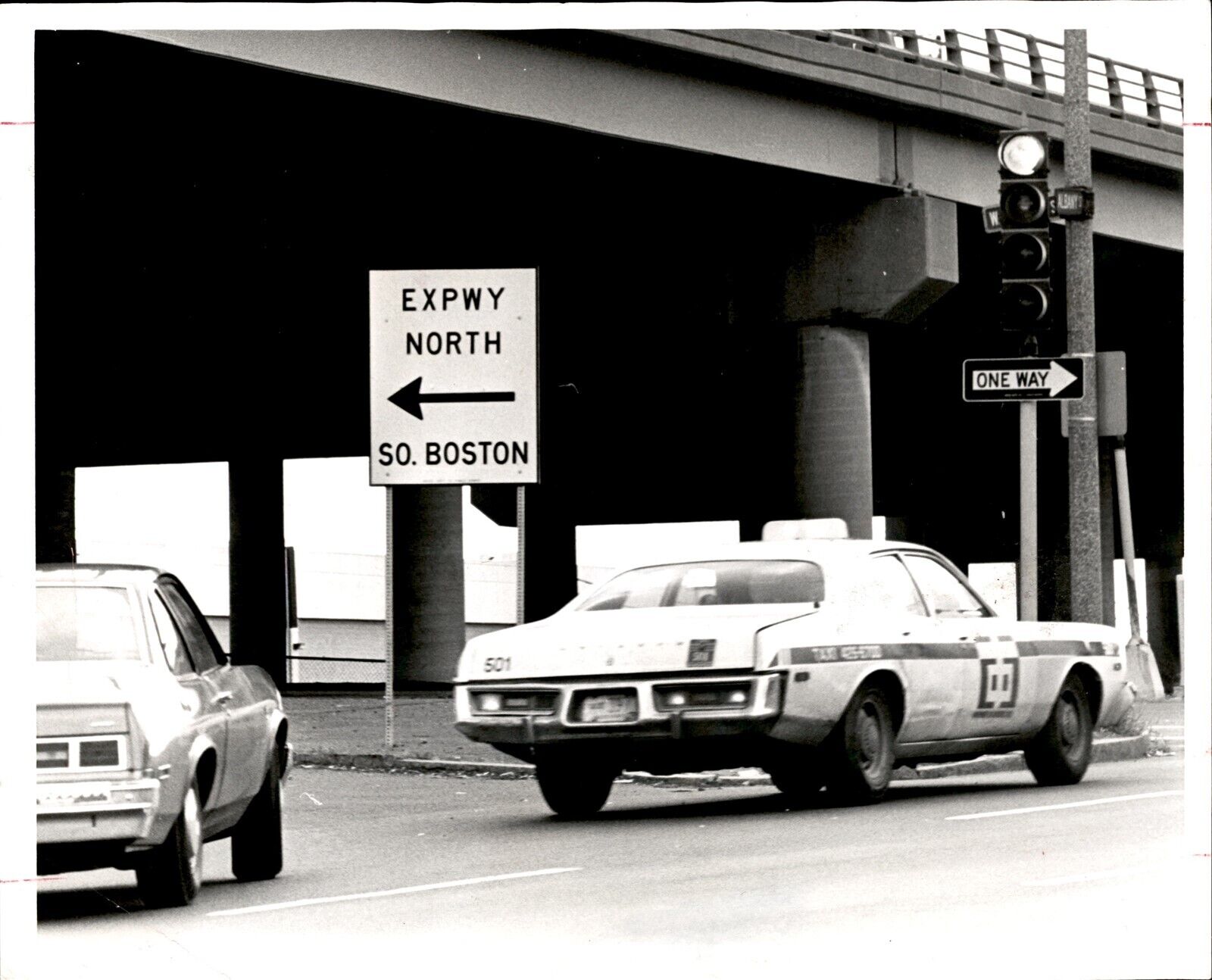 LD352 1977 Original Frank Hill Photo CONFUSING BOSTON ROAD SIGNS ALBANY STREET