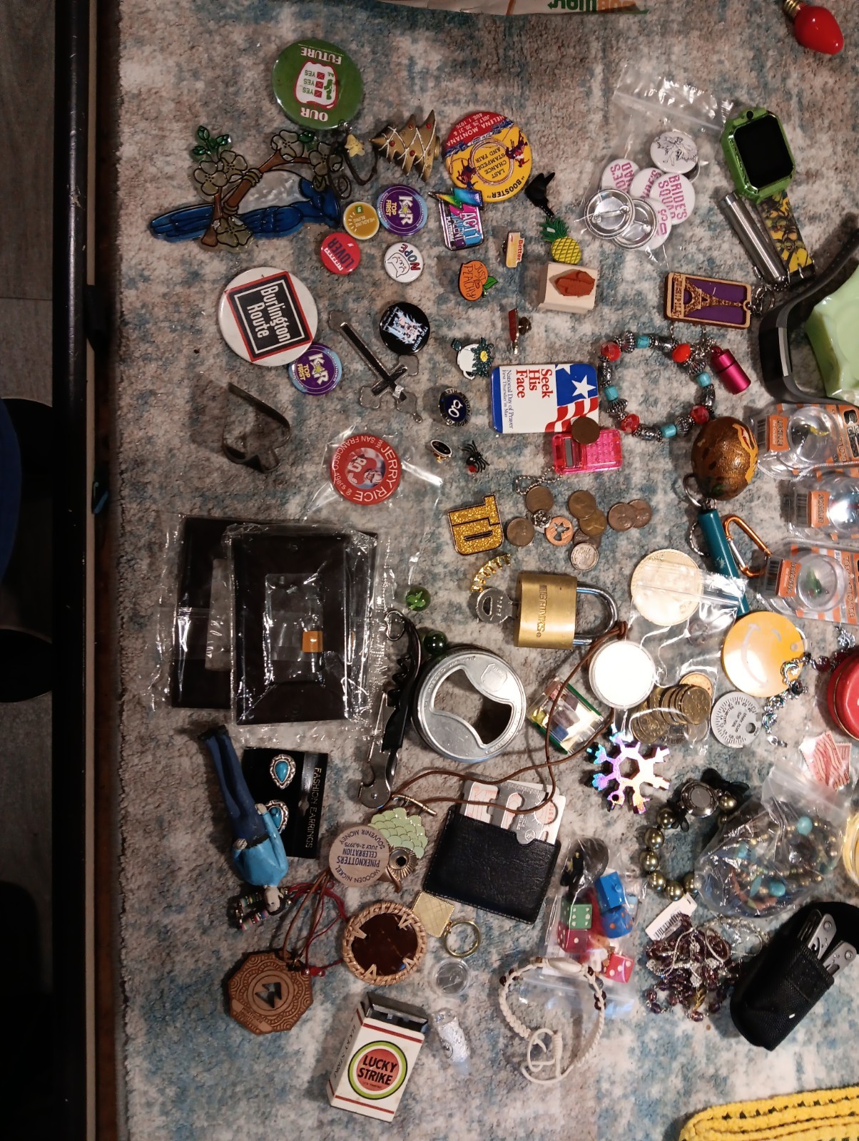 5lb Huge Lot Of Vintage & modern Wearable And Not Wearable Trinkets+ What Nots. 5lb Huge Lot Of Vintage & modern Wearable And Not Wearable Trinkets+ What Nots.