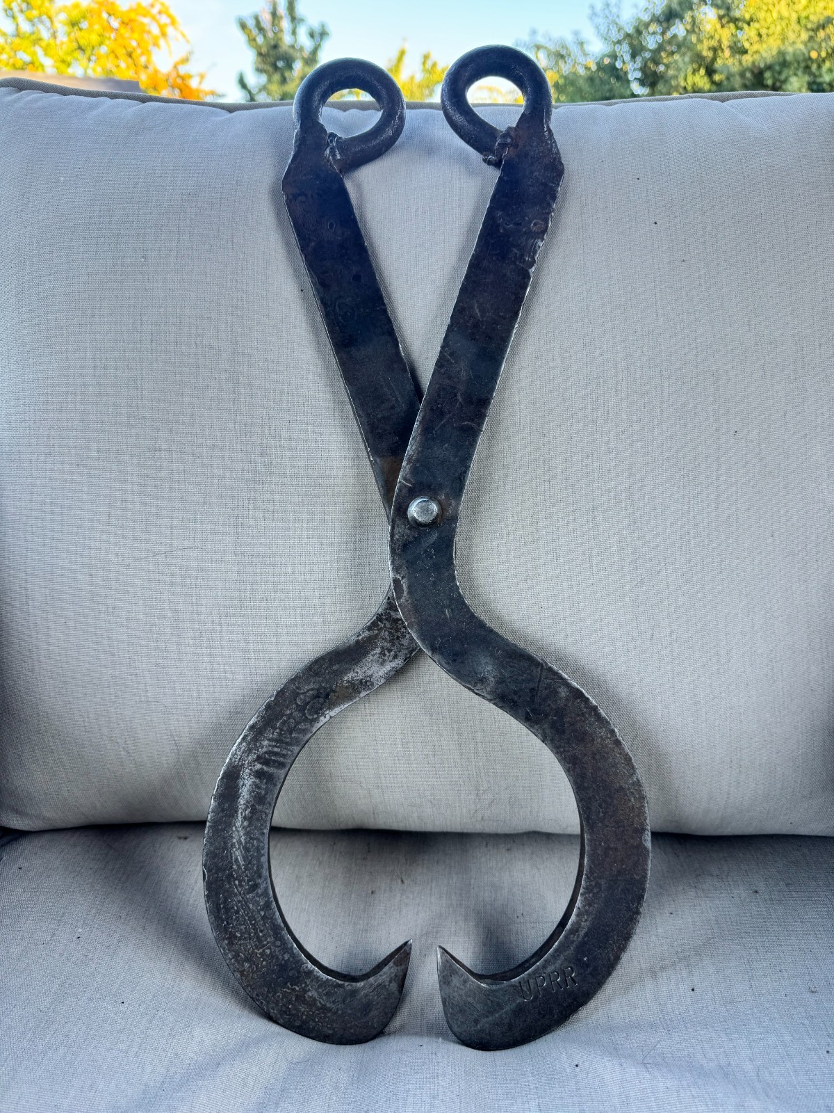 VINTAGE UNION PACIFIC RAILROAD TIE UPRR TIMBER TONGS HAND FORGED VINTAGE UNION PACIFIC RAILROAD TIE UPRR TIMBER TONGS HAND FORGED