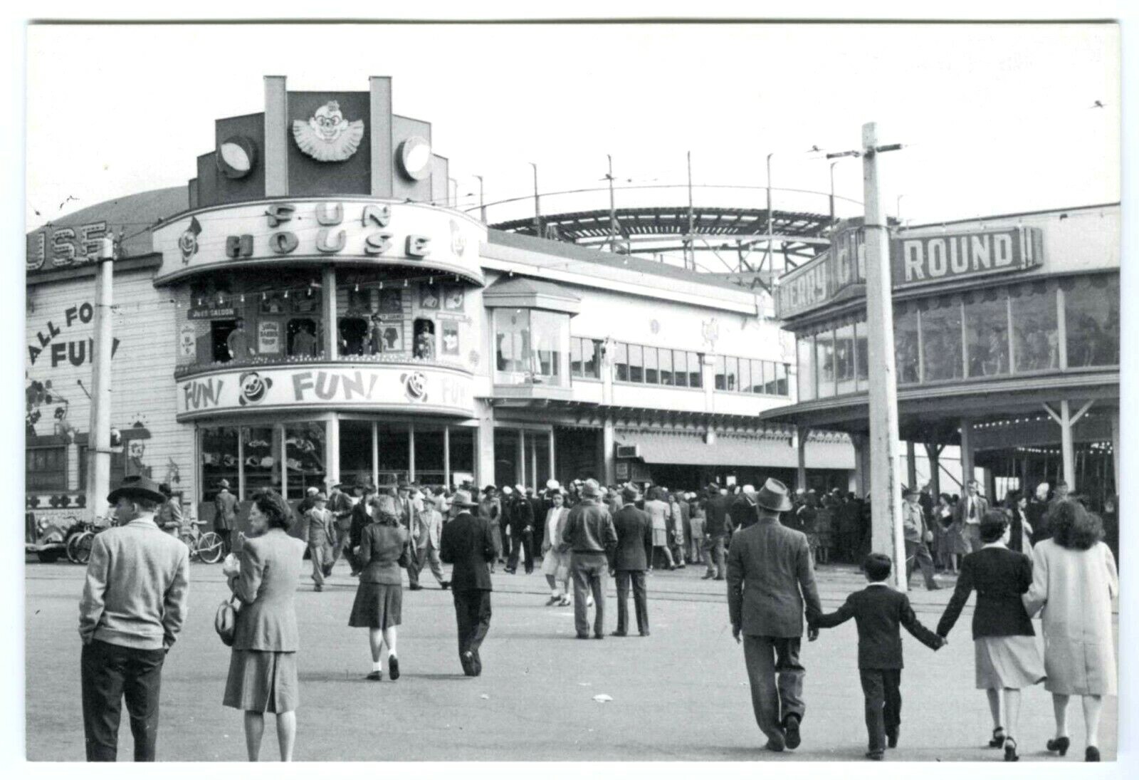 1940s SAN FRANCISCO PLAYLAND AMUSEMENT PARK FUN HOUSE&CAROUSEL~NEW 1980 POSTCARD