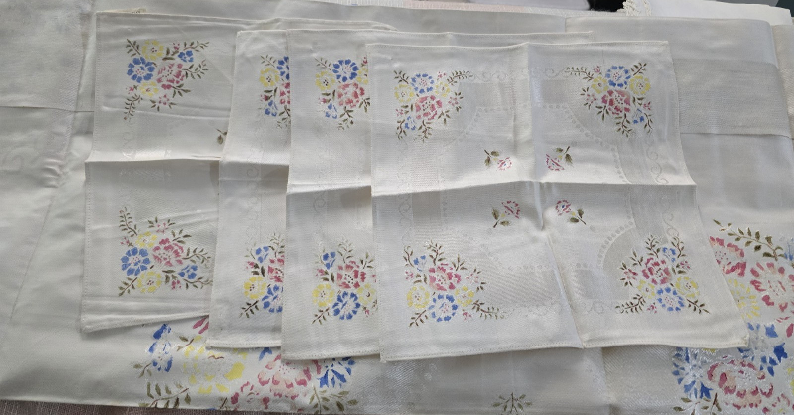 Vtg Japanese Floral Embroidered Square Tablecloth & 4 Napkins Set Vtg Japanese Floral Embroidered Square Tablecloth & 4 Napkins Set