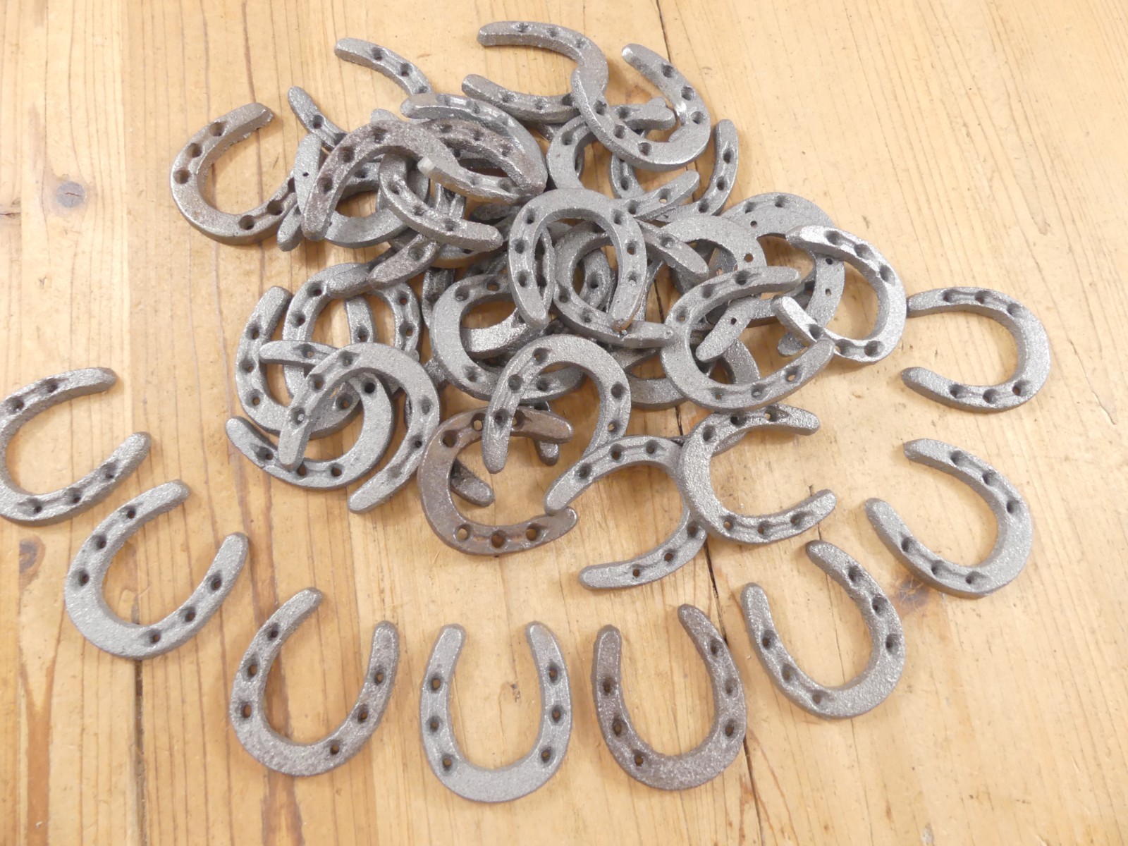 50 SMALL CAST IRON HORSESHOES **HAVE RUST** CRAFTS BARGIN BIN DECOR HORSE SHOE 50 SMALL CAST IRON HORSESHOES **HAVE RUST** CRAFTS BARGIN BIN DECOR HORSE SHOE